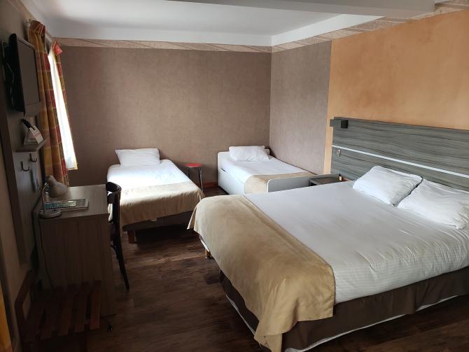 Au Relais Nivernais - Family Room - 1 double bed + 2 single beds